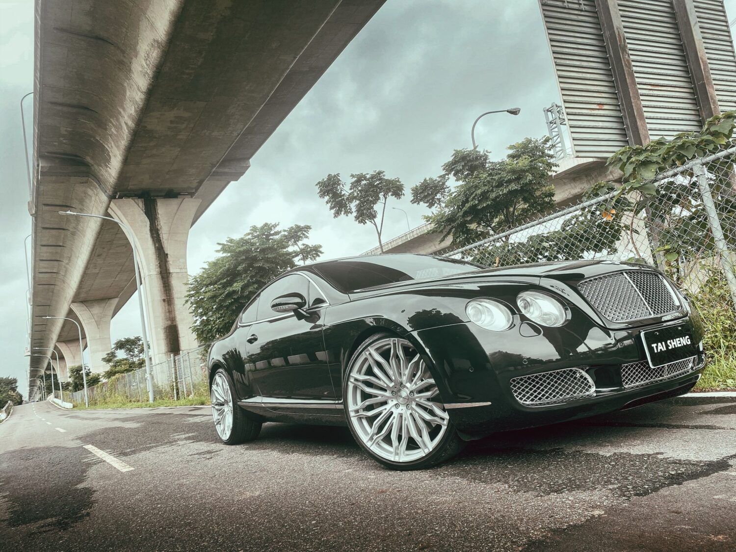 Bentley Continental with 22×10-inch Premier Edition CS10
