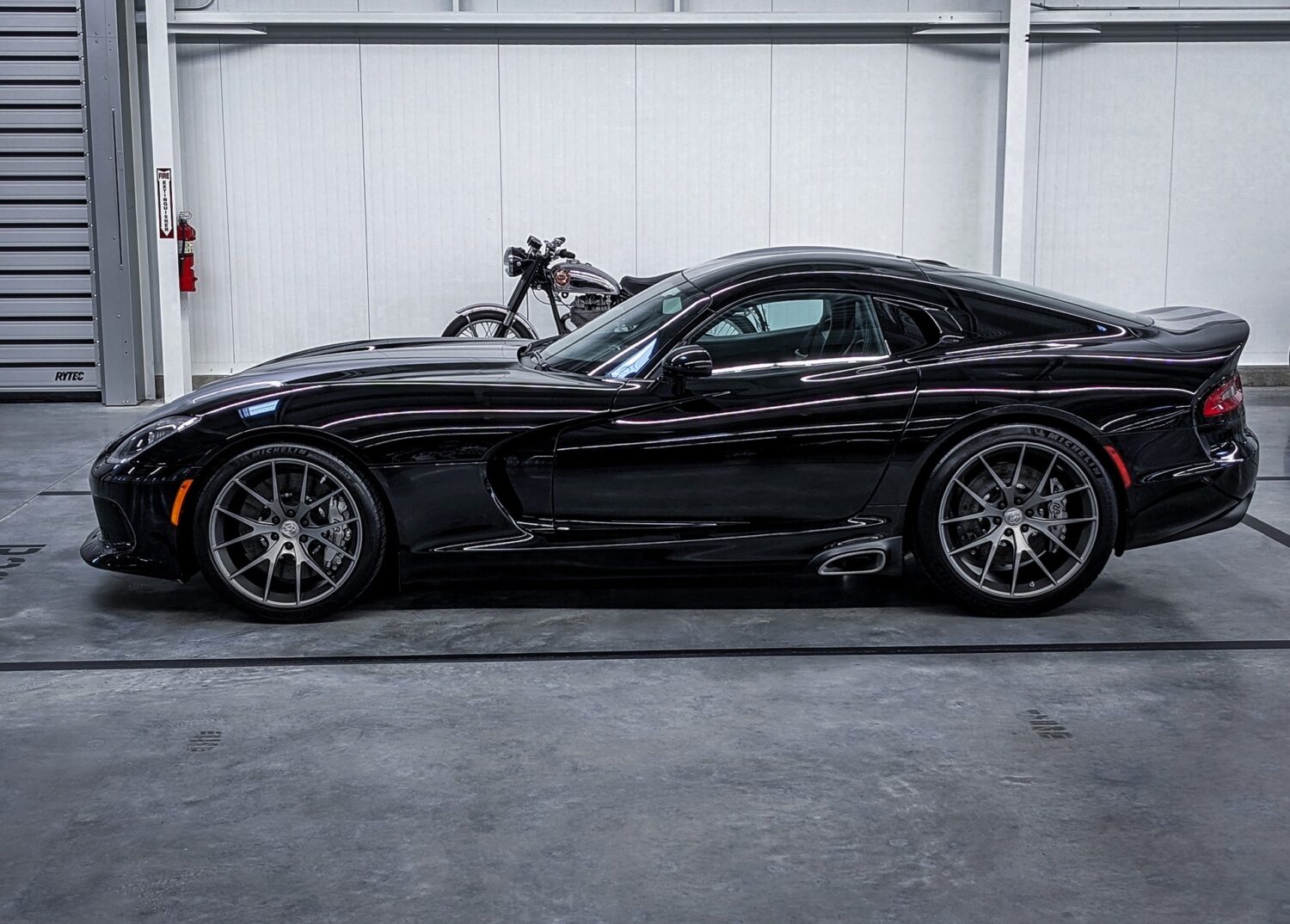 Dodge Viper with 19×11 and 20×13-inch Forgeline VX1-6
