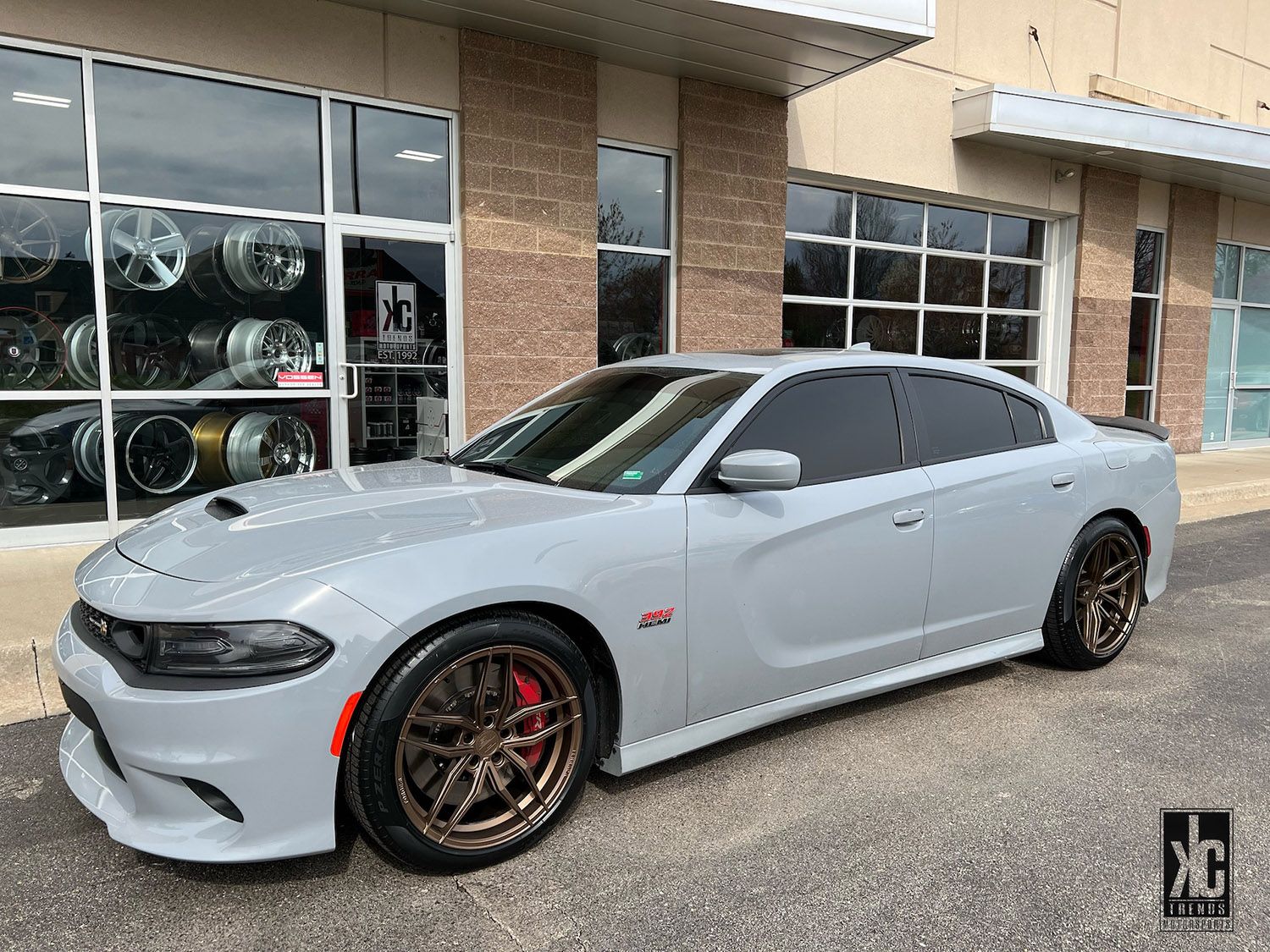 Dodge Charger with 20×9 and 20×10.5-inch Ferrada F8-FR5
