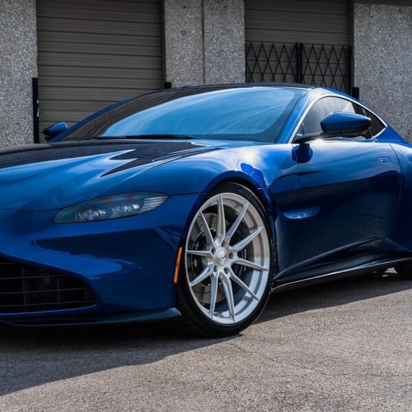 Aston Martin Vantage with 21×9.5 and 21×11-inch Modulare B43