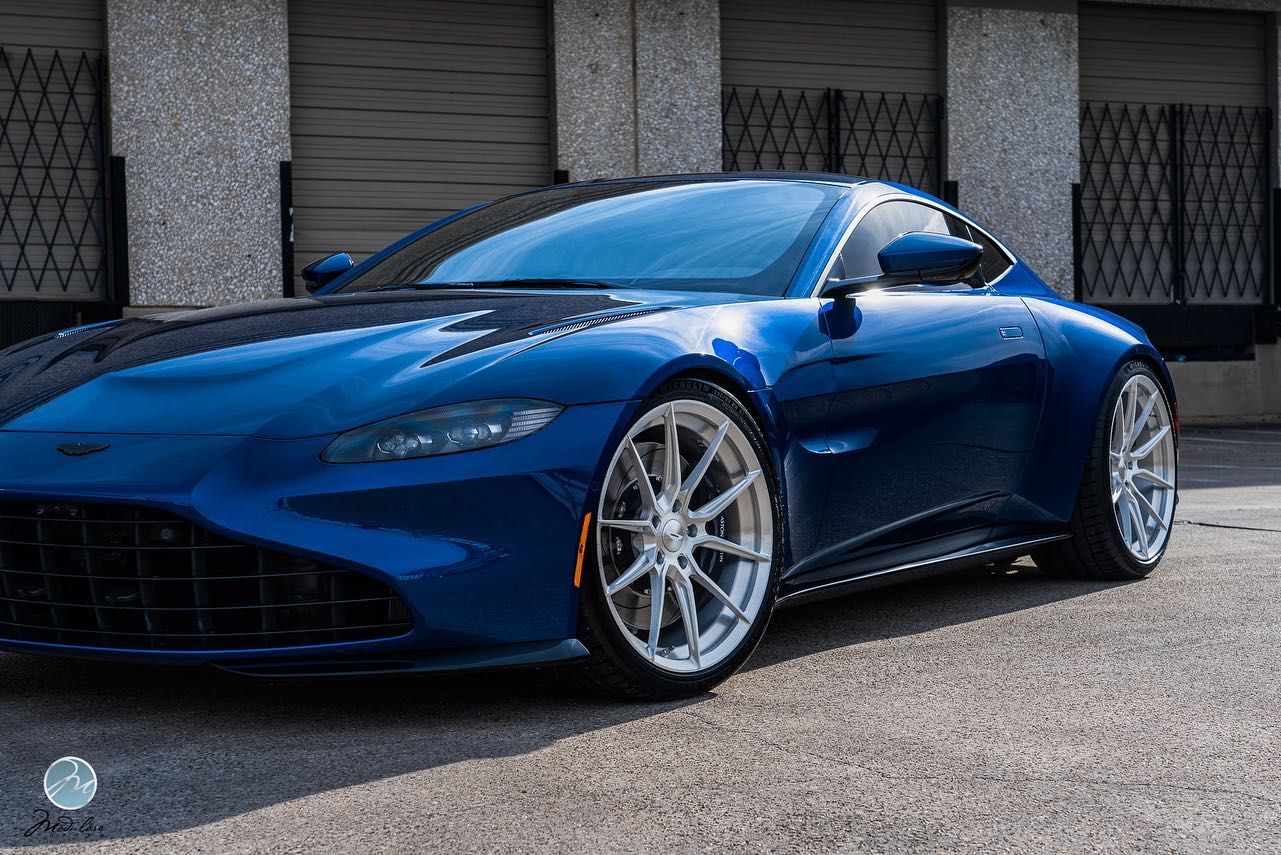 Aston Martin Vantage with 21×9.5 and 21×11-inch Modulare B43