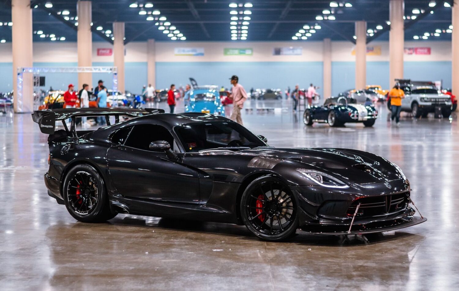 Dodge Viper with 19×11 and 18×13-inch Forgeline GS1R-6 Beadlock

