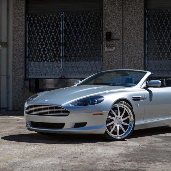 Aston Martin DB9 with 21×9 and 21×10.5-inch Modulare H9