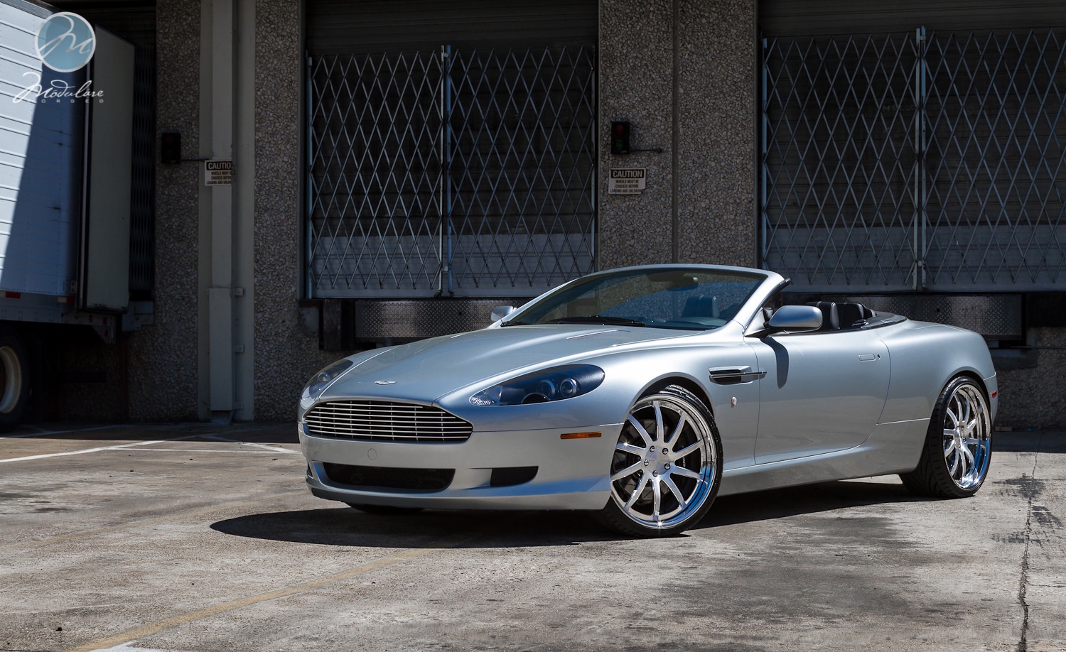Aston Martin DB9 with 21×9 and 21×10.5-inch Modulare H9
