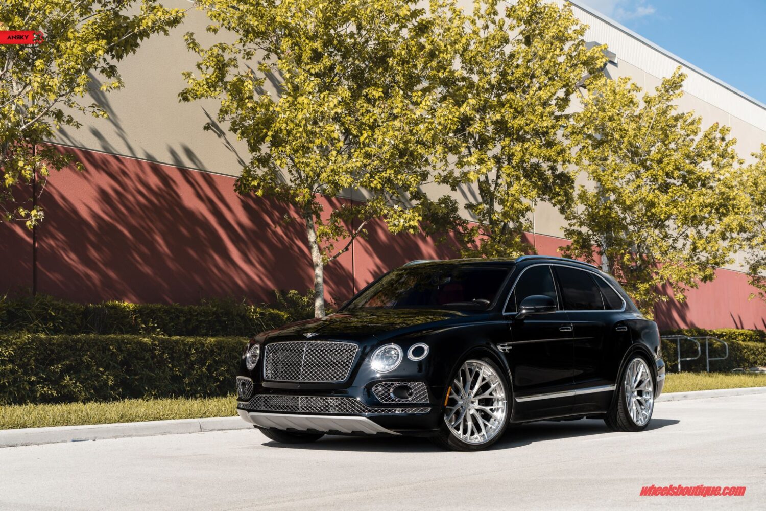 Bentley Bentayga with 24×10.5-inch ANRKY AN30
