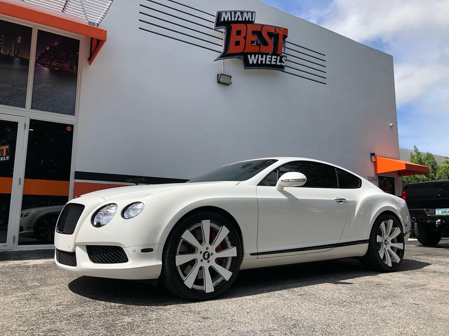 Bentley Continental with 22×9.5 and 22×10.5-inch Forgiato Bullone-ECL
