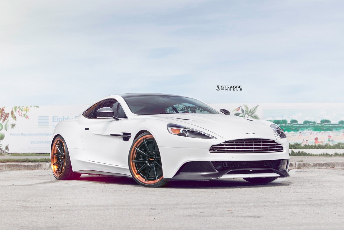 Aston Martin Vanquish with 21×9 and 21×11-inch Strasse R10 Deep Concave FS
