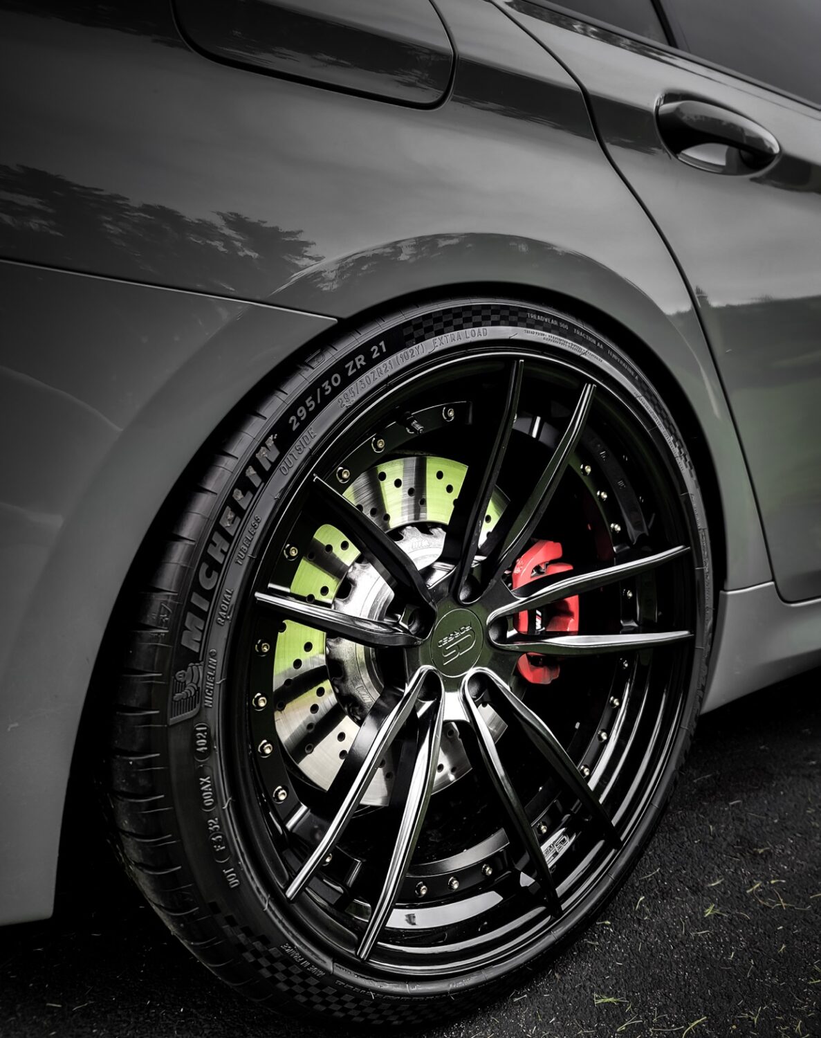 BMW M5 F90 with 21×10 and 21×11-inch CS Forged CS-F6
