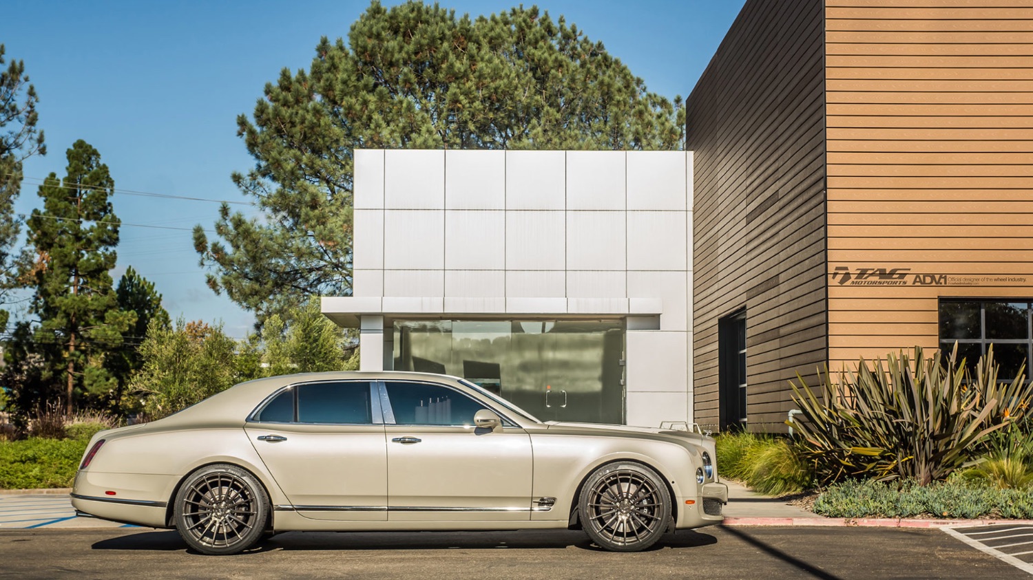 Bentley Mulsanne with 20×10 and 22×10-inch ADV.1 ADV15 M.V2 S