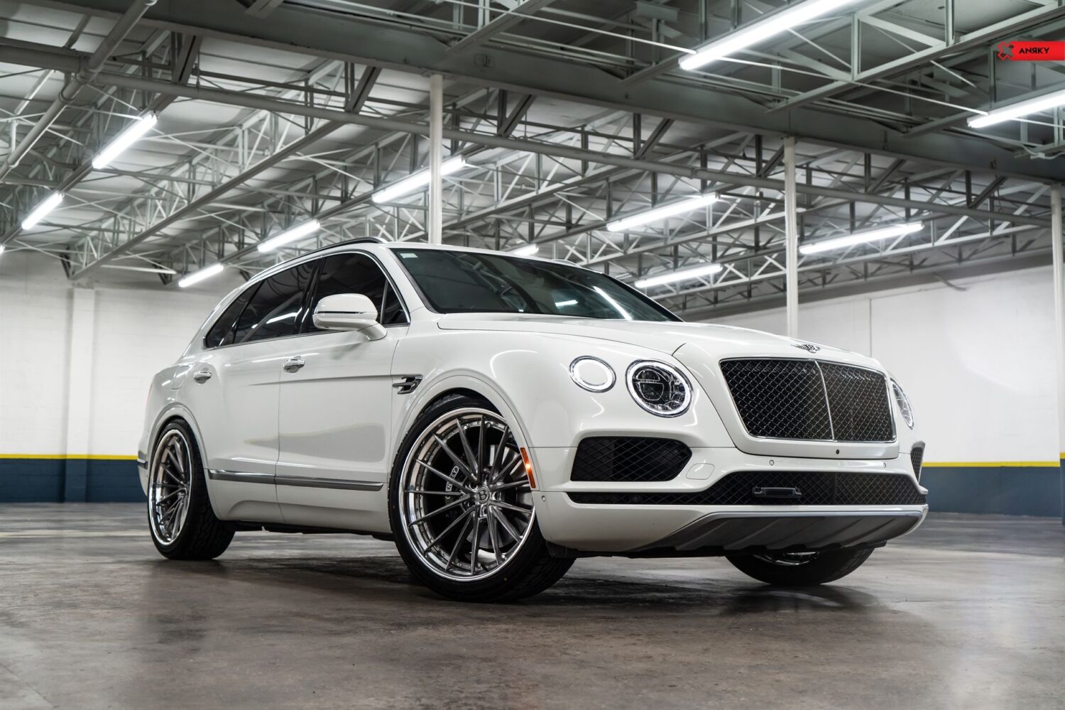 Bentley Bentayga with 24×10.5-inch ANRKY AN39
