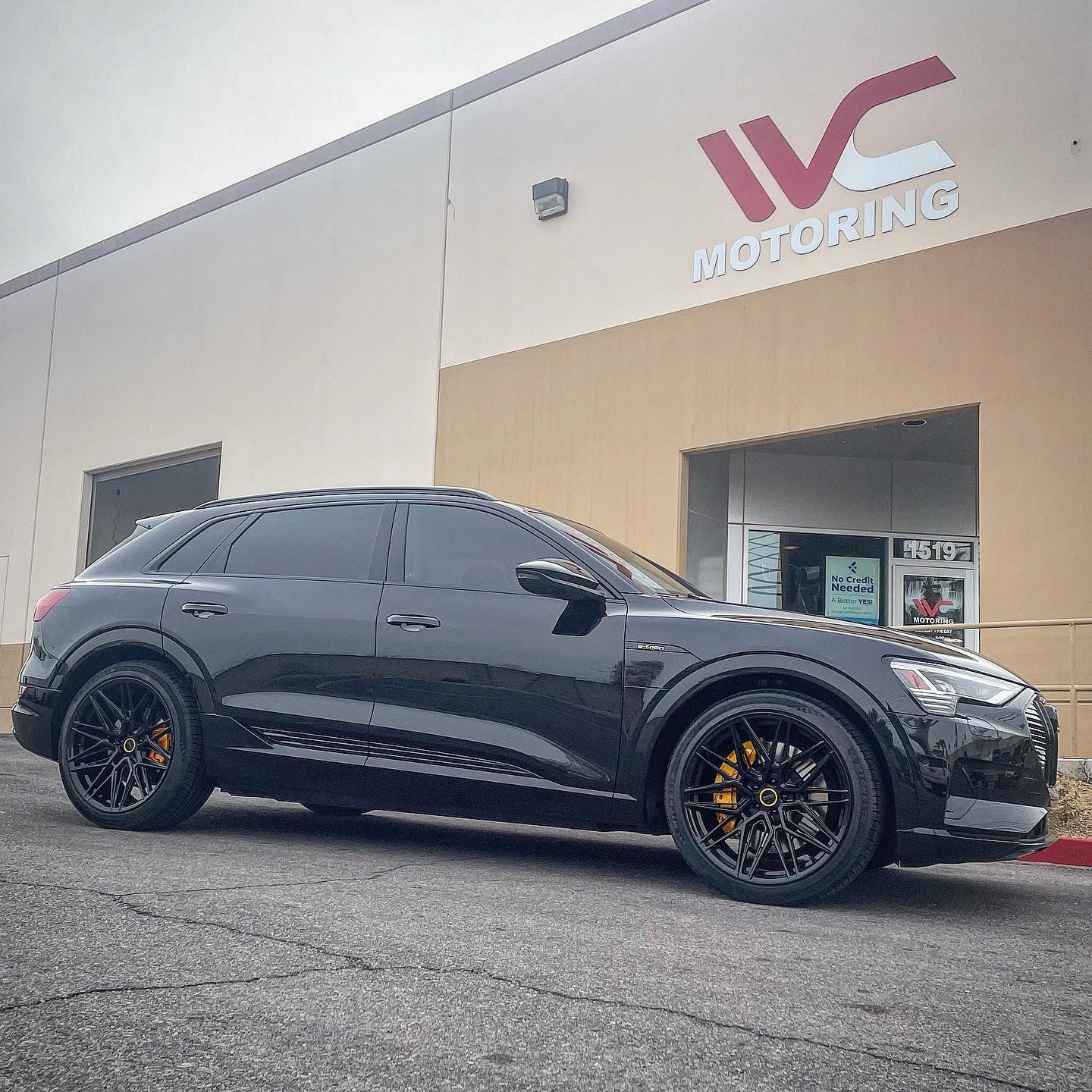 Audi E-Tron with 22-inch Vossen HF-7

