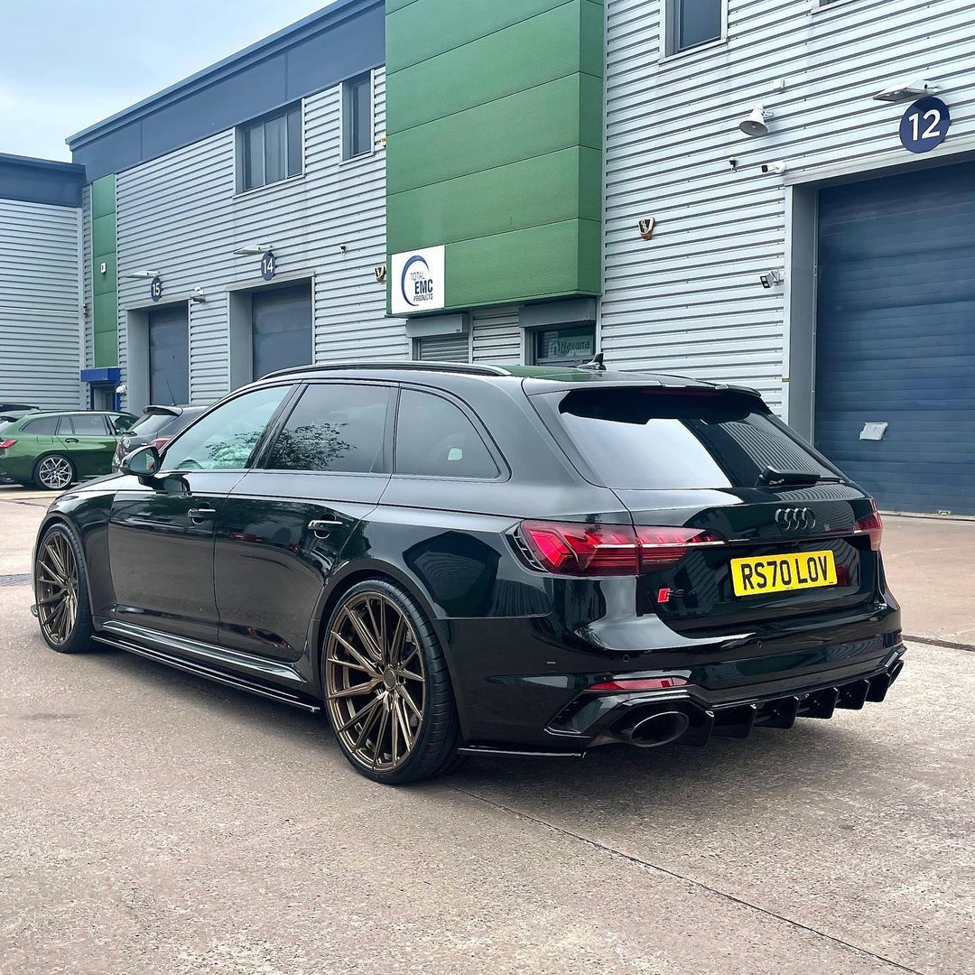 Audi RS4 B9 with 21×9.5-inch Vossen HF-4T
