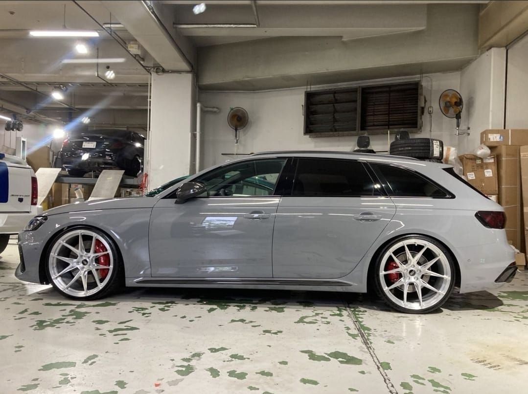 Audi RS4 B9 with 21×9.5-inch BC Forged EH181
