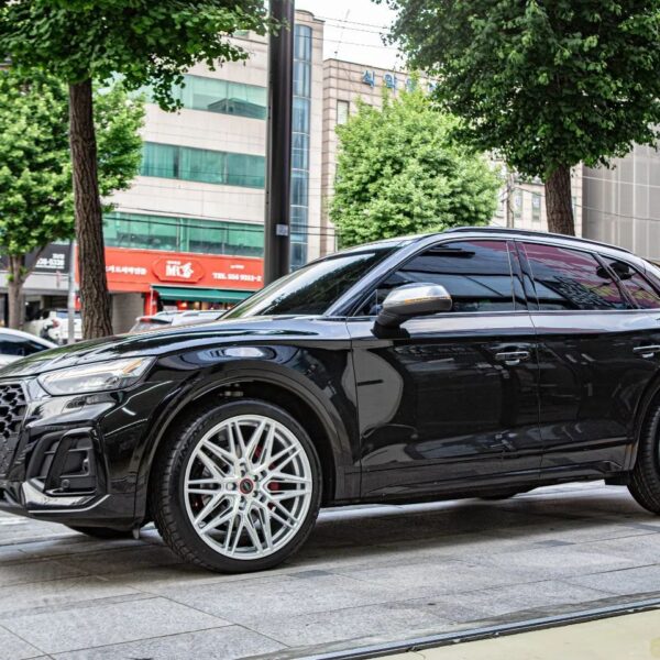 Audi Q5/SQ5 with 22×9-inch Vossen HF-7