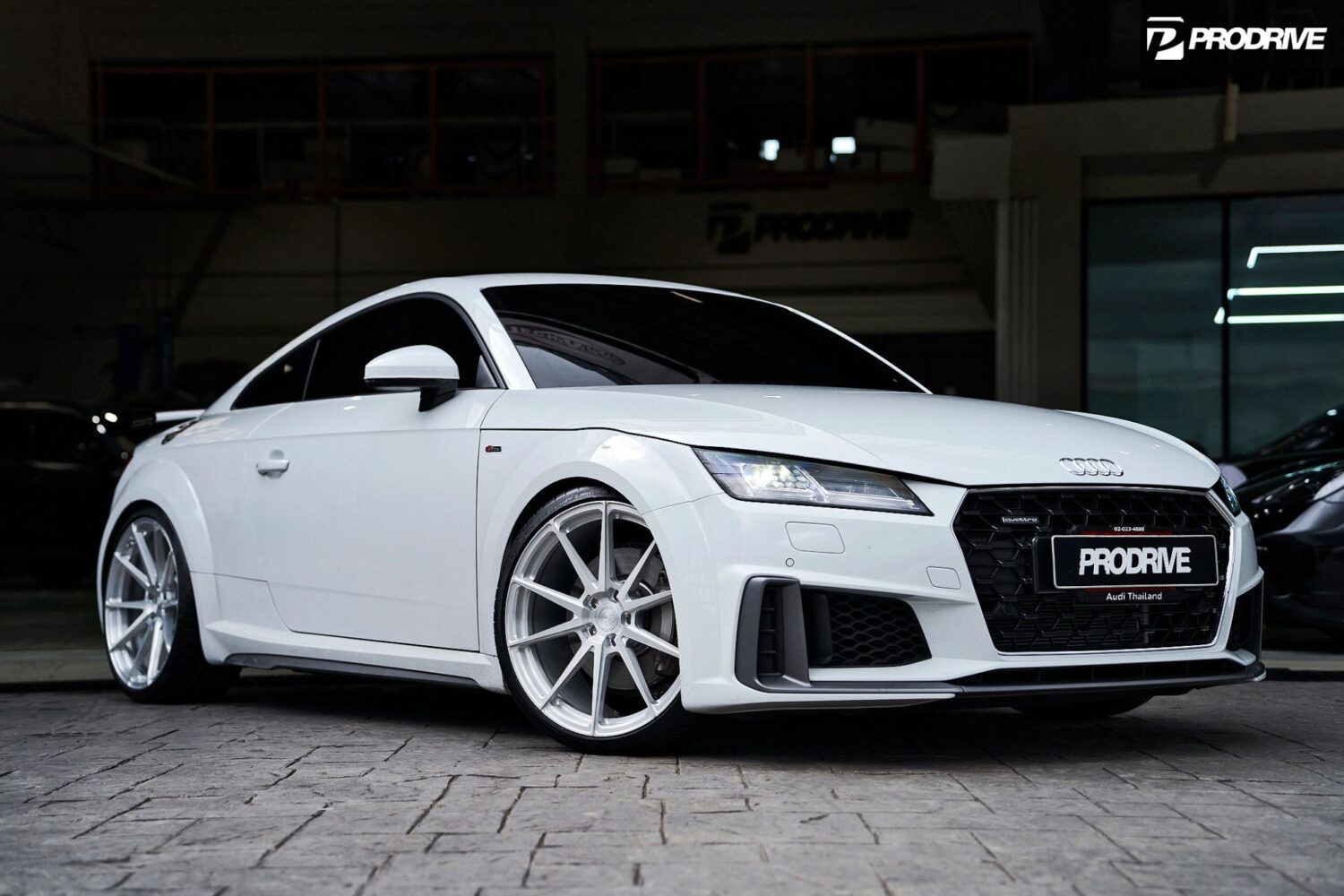 Audi TT 8S with 20-inch BC Forged EH173
