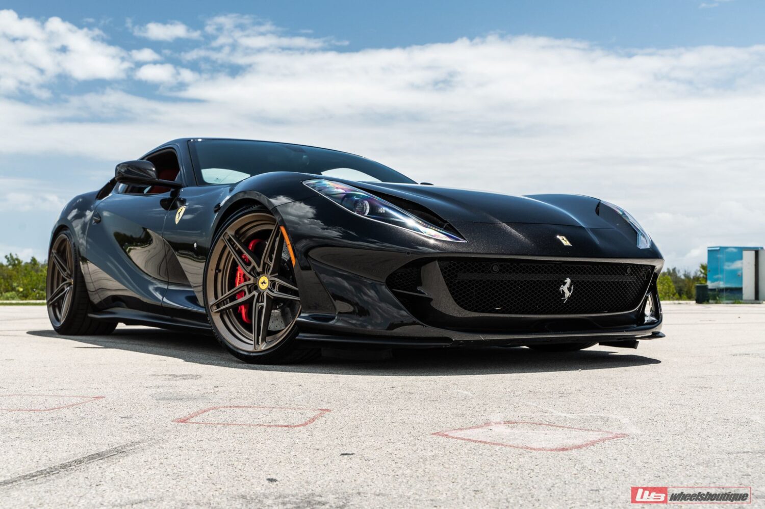 Ferrari 812 Superfast with 21×10.5 and 22×12.5-inch ANRKY AN27
