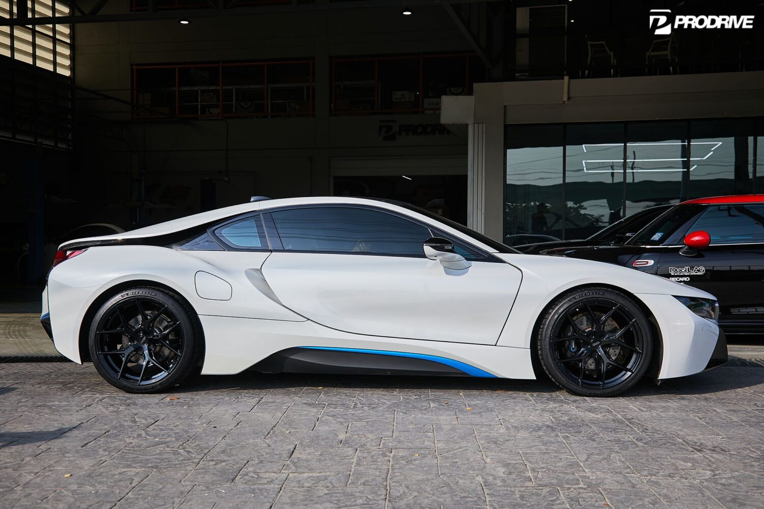 BMW i8 with 20×9 and 20×10.5-inch Vossen HF-5
