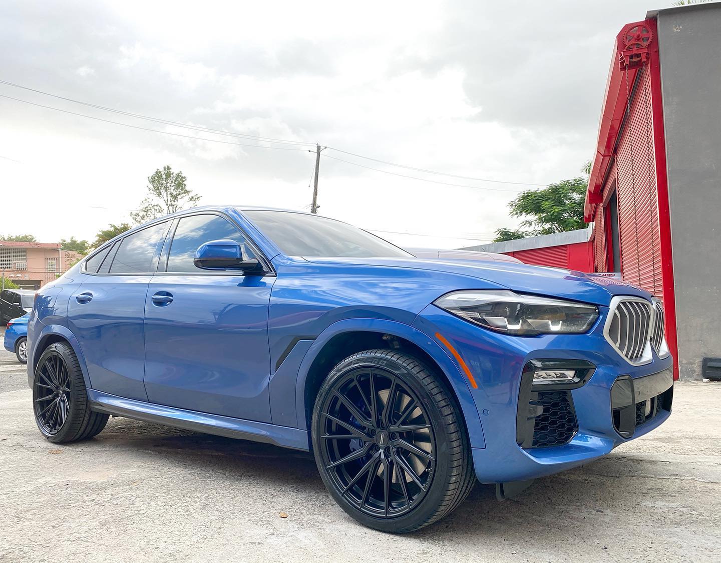 BMW X6 G06 with 22×9.5 and 22×11-inch Vossen HF-4T
