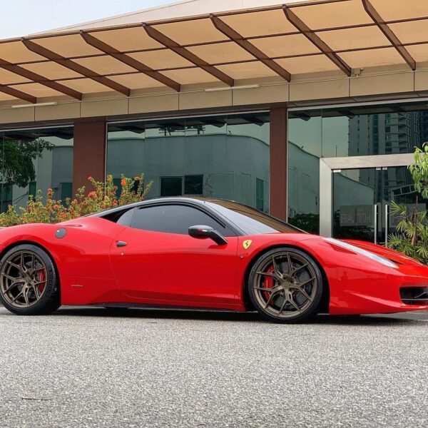 Ferrari 458 with 20-inch Vossen HF-5