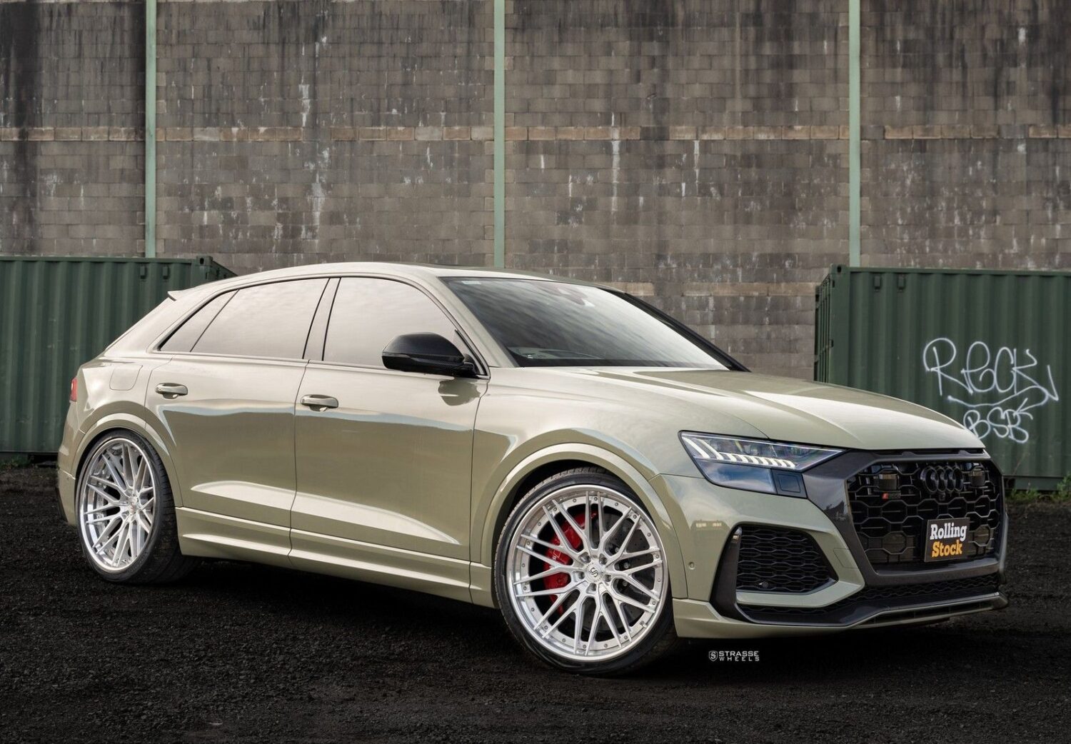 Audi Q8 with 24×10.5 and 24×12.5-inch Strasse SV10M FS