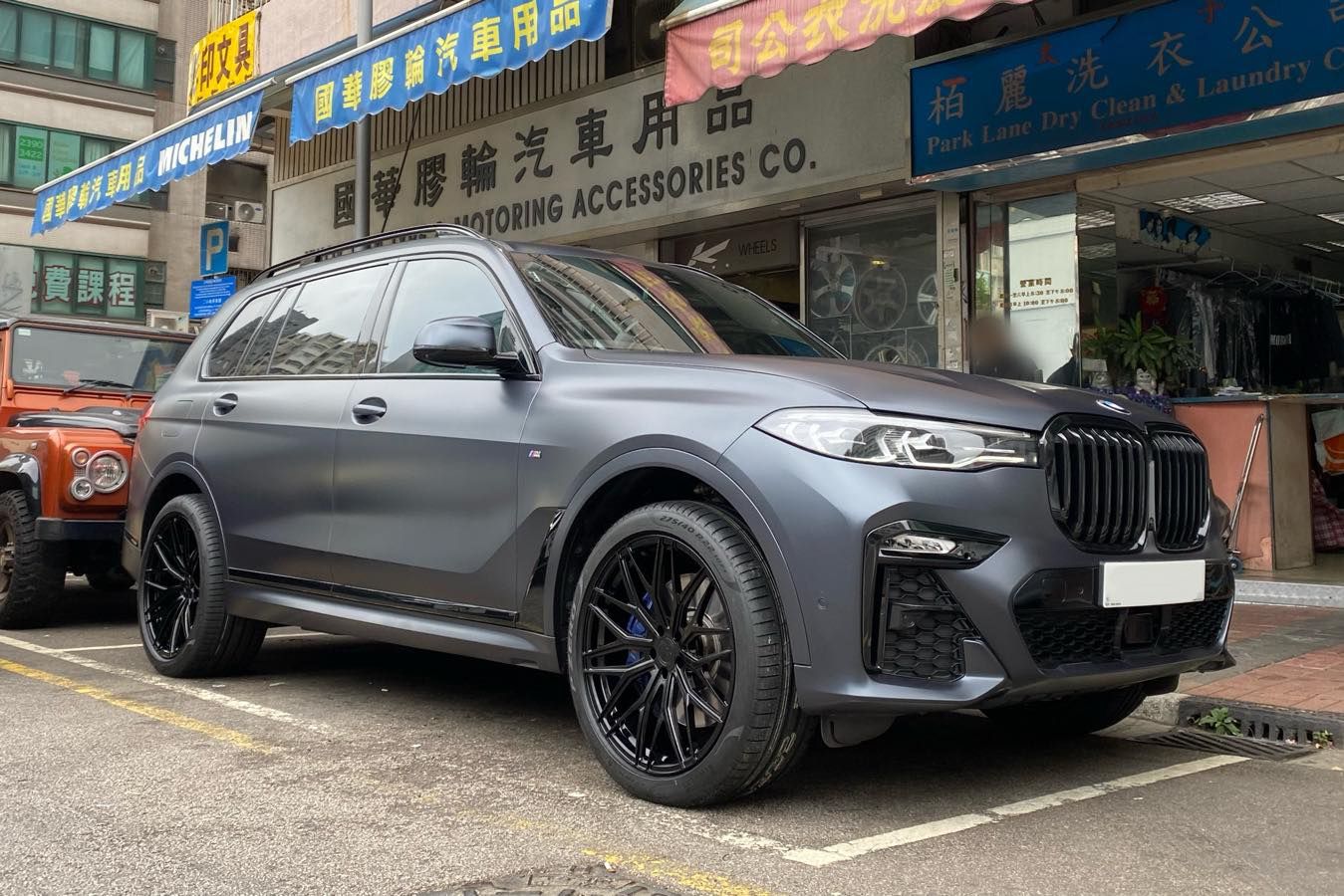 BMW X7 G07 with 22×9.5 and 22×10.5-inch Modulare B40
