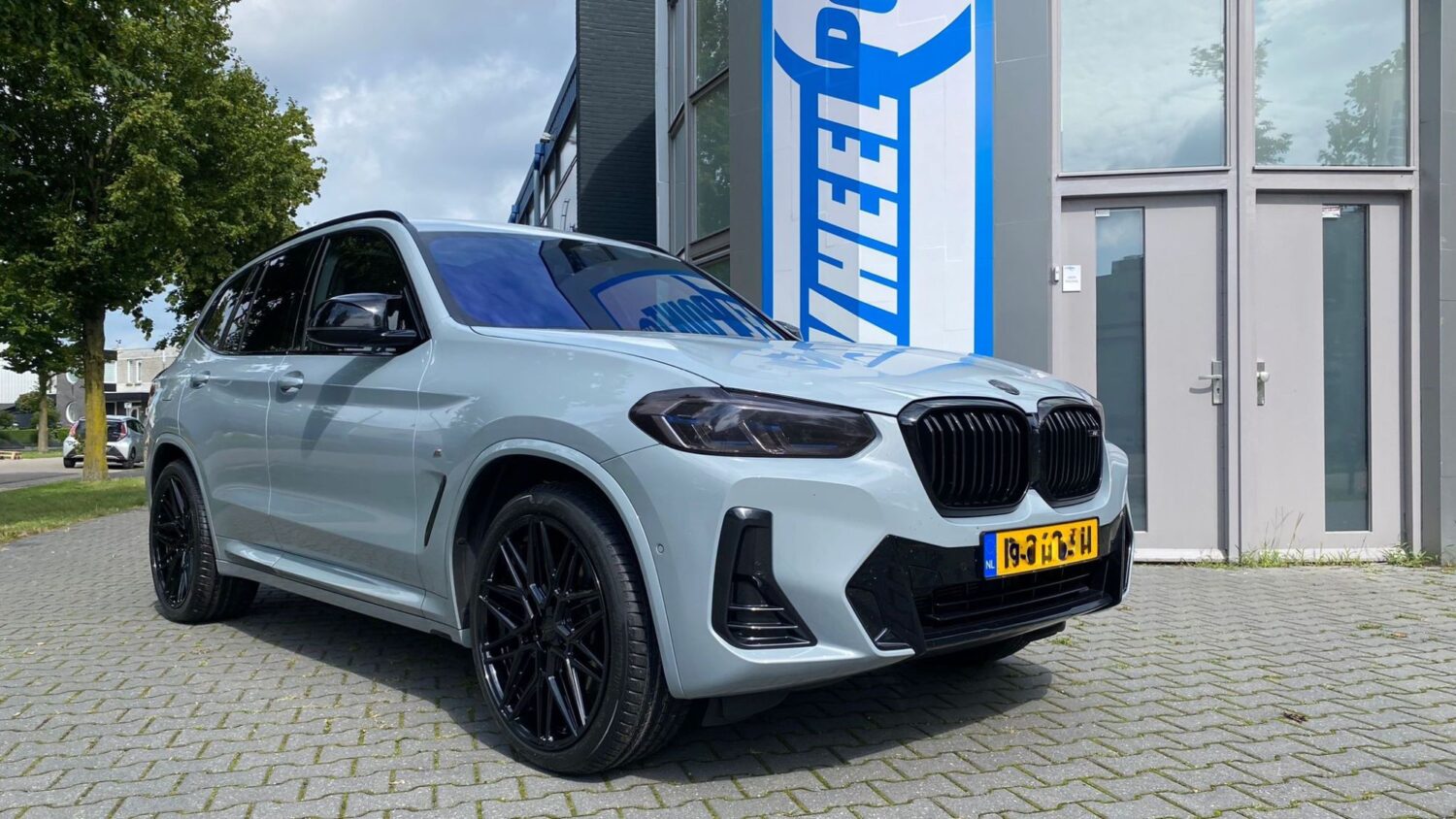 BMW X3 G01 with 21×9 and 21×9.5-inch Vossen HF-7
