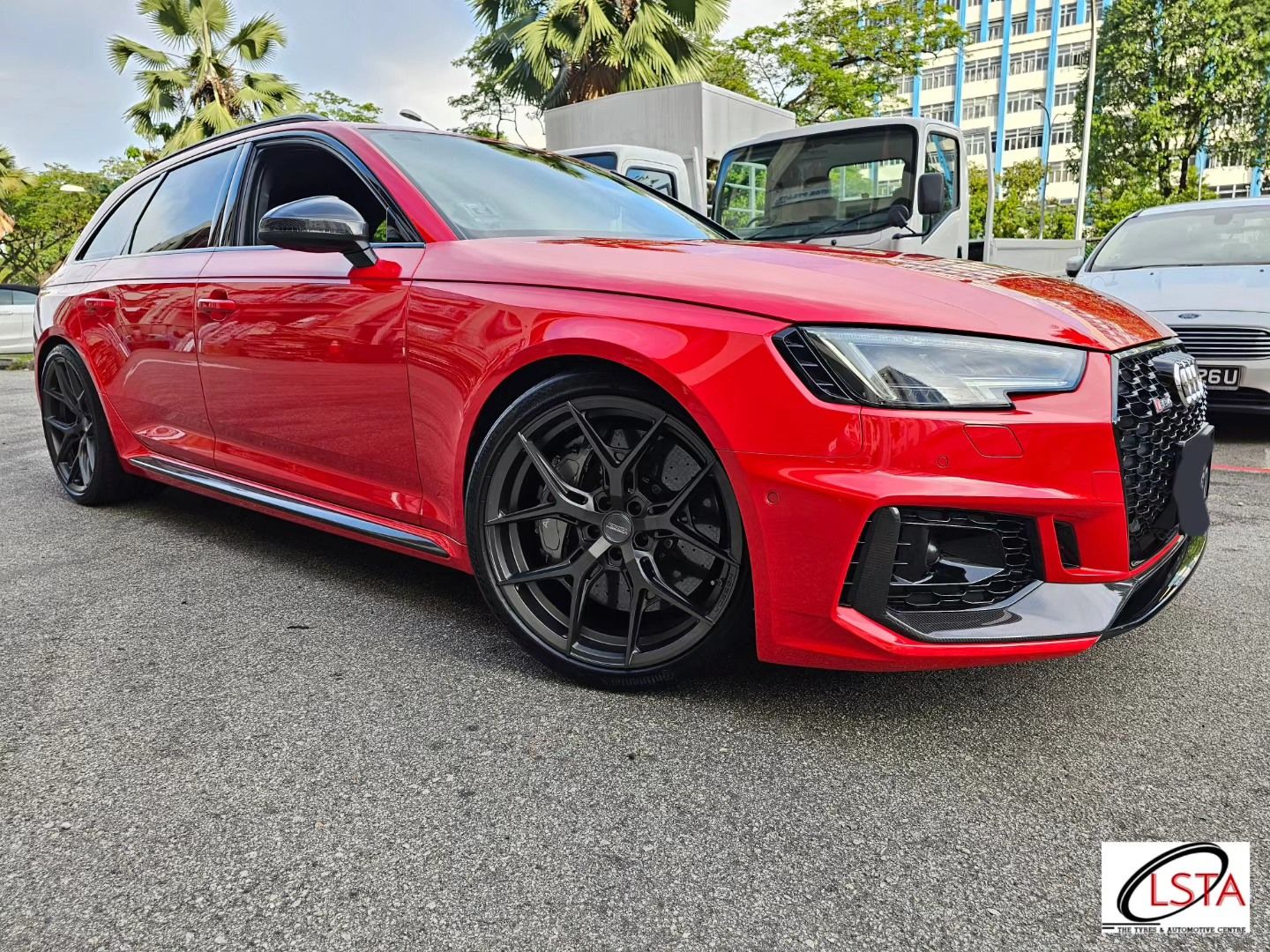 Audi RS4 B9 with 20×9-inch Vossen HF-5
