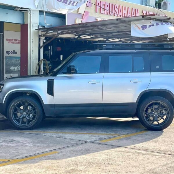 Land Rover Defender L663 with 22-inch Vossen HF-5