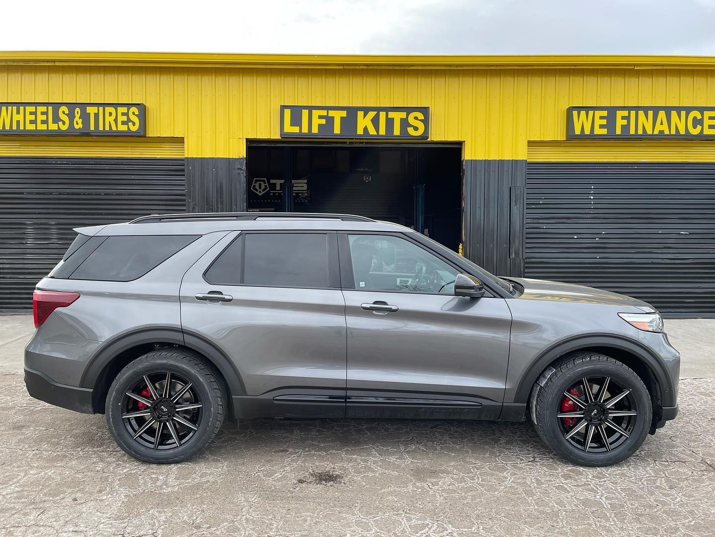 Ford Explorer with 20×9-inch Niche Tifosi M243
