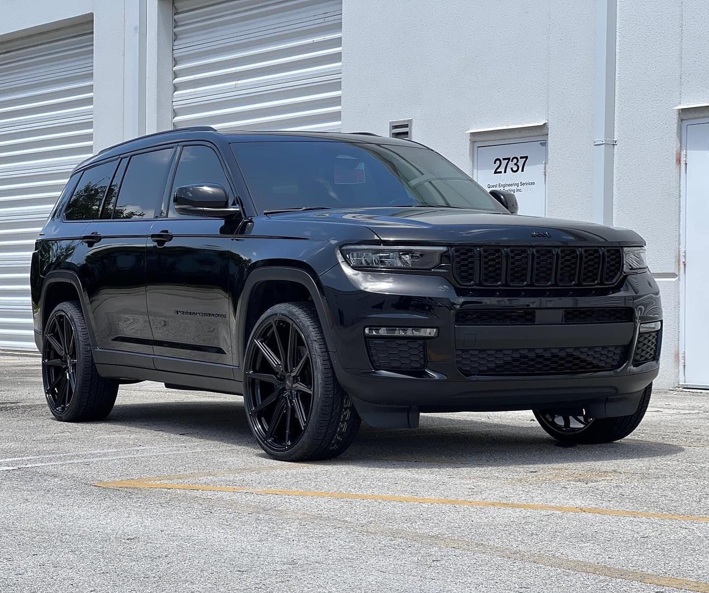 Jeep Grand Cherokee WL with 24×10-inch Vossen HF-3
