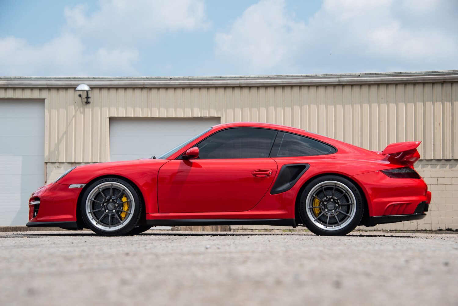 Porsche 911 GT2 997 with 19×8.5 and 19×12-inch Forgeline AL305