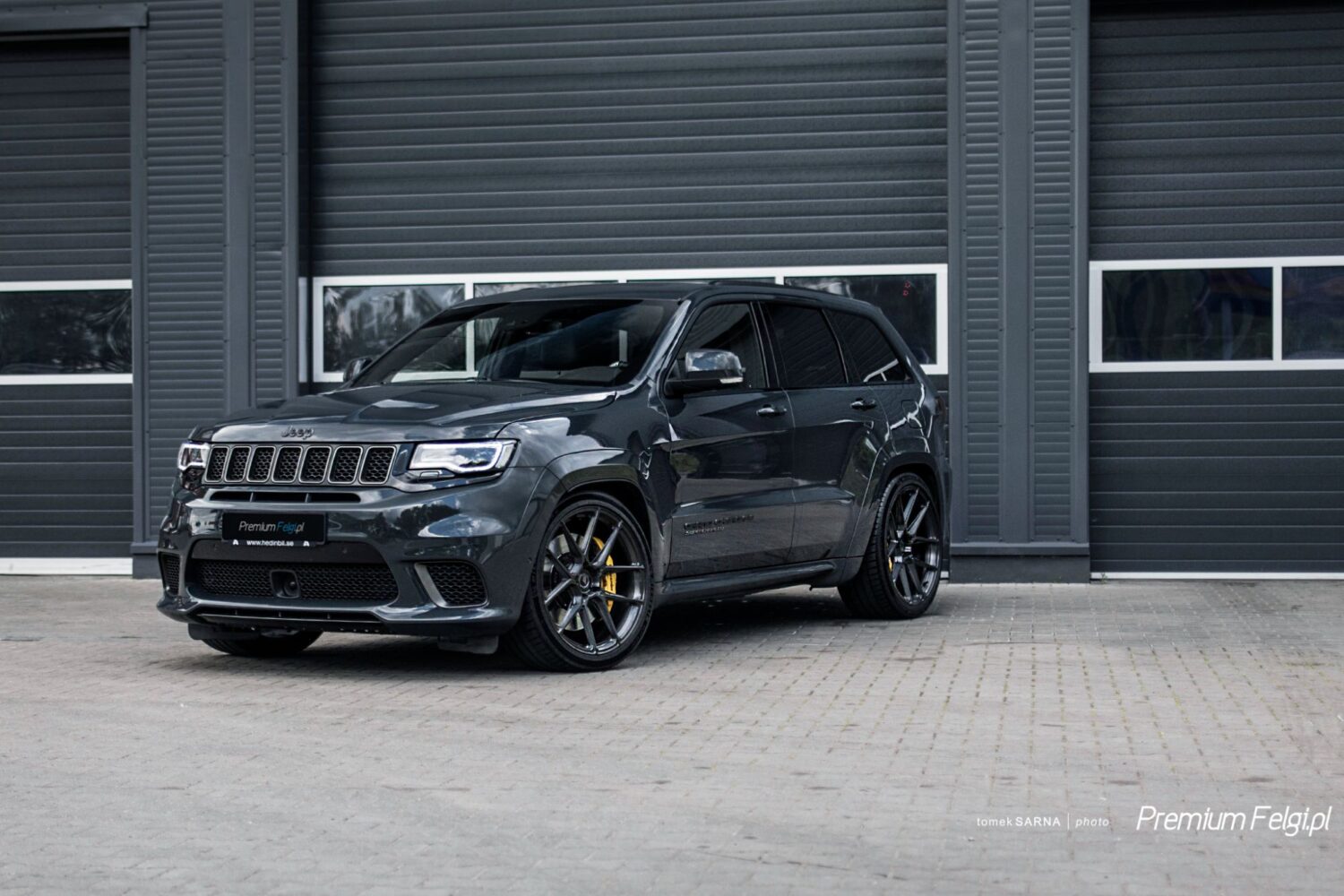 Jeep Grand Cherokee with 22×10.5-inch BC Forged EH181