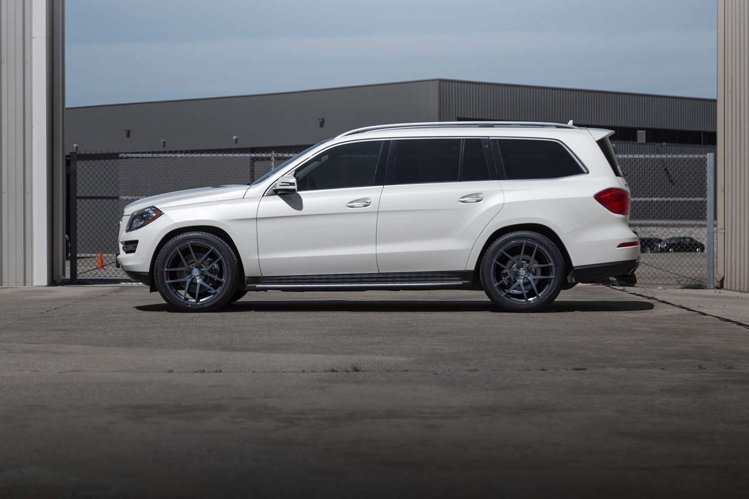 Mercedes-Benz GL Class with 22×10-inch Modulare B18
