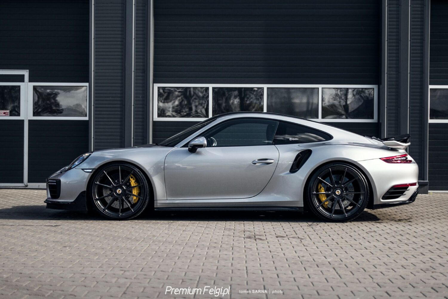 Porsche 911 Turbo 991 with 21×9.5 and 21×12.5-inch BC Forged EH182