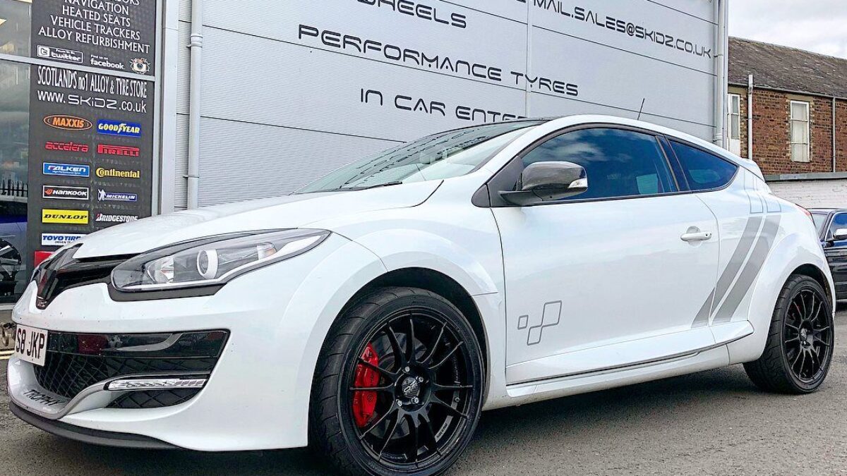 Rogan Megane ① 2本 205/60R16 WM02 Renault Megane RS White OZ Ultraleggera | Wheel Front