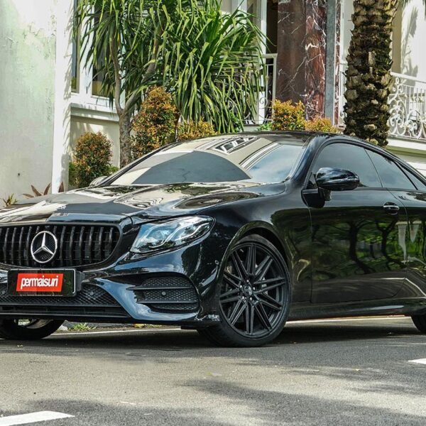 Mercedes-Benz E-Class W213 with 20-inch Vossen CV10