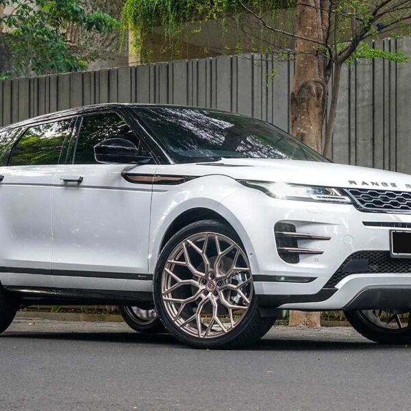 Land Rover Evoque with 23×10-inch Vossen S17-01