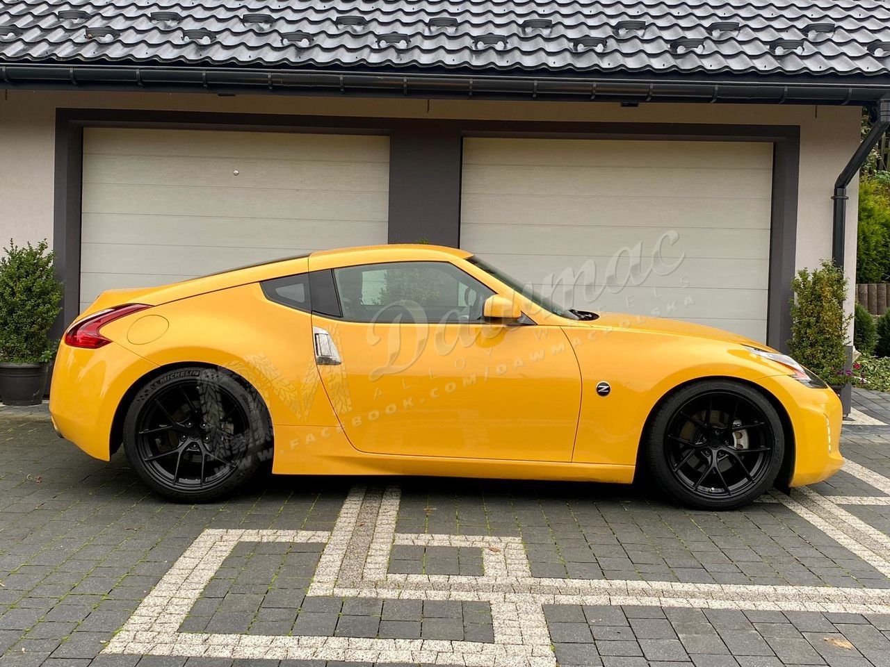 Nissan 370Z with 19×9 and 19×10-inch Japan Racing SL01