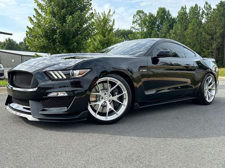 Ford Shelby Mustang GT350 with 20×11 and 20×11.5-inch Signature SV104
