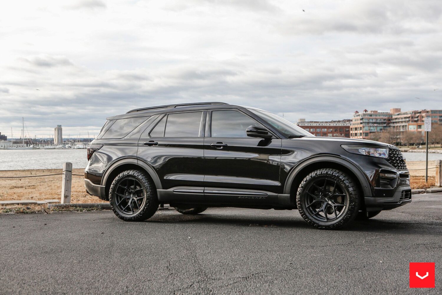 Ford Explorer with 20×10-inch Vossen HF-5
