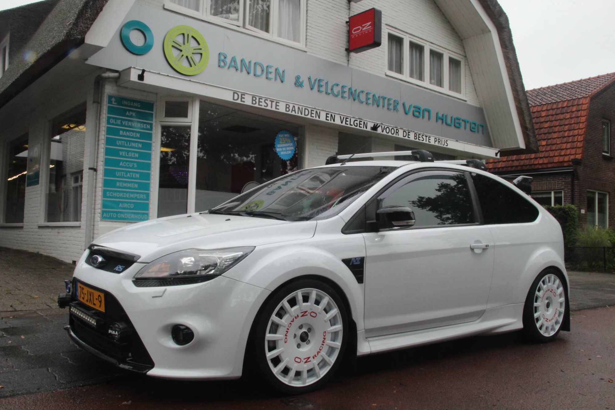Ford Focus RS Mk2 with 19×8.5-inch OZ Rally Racing