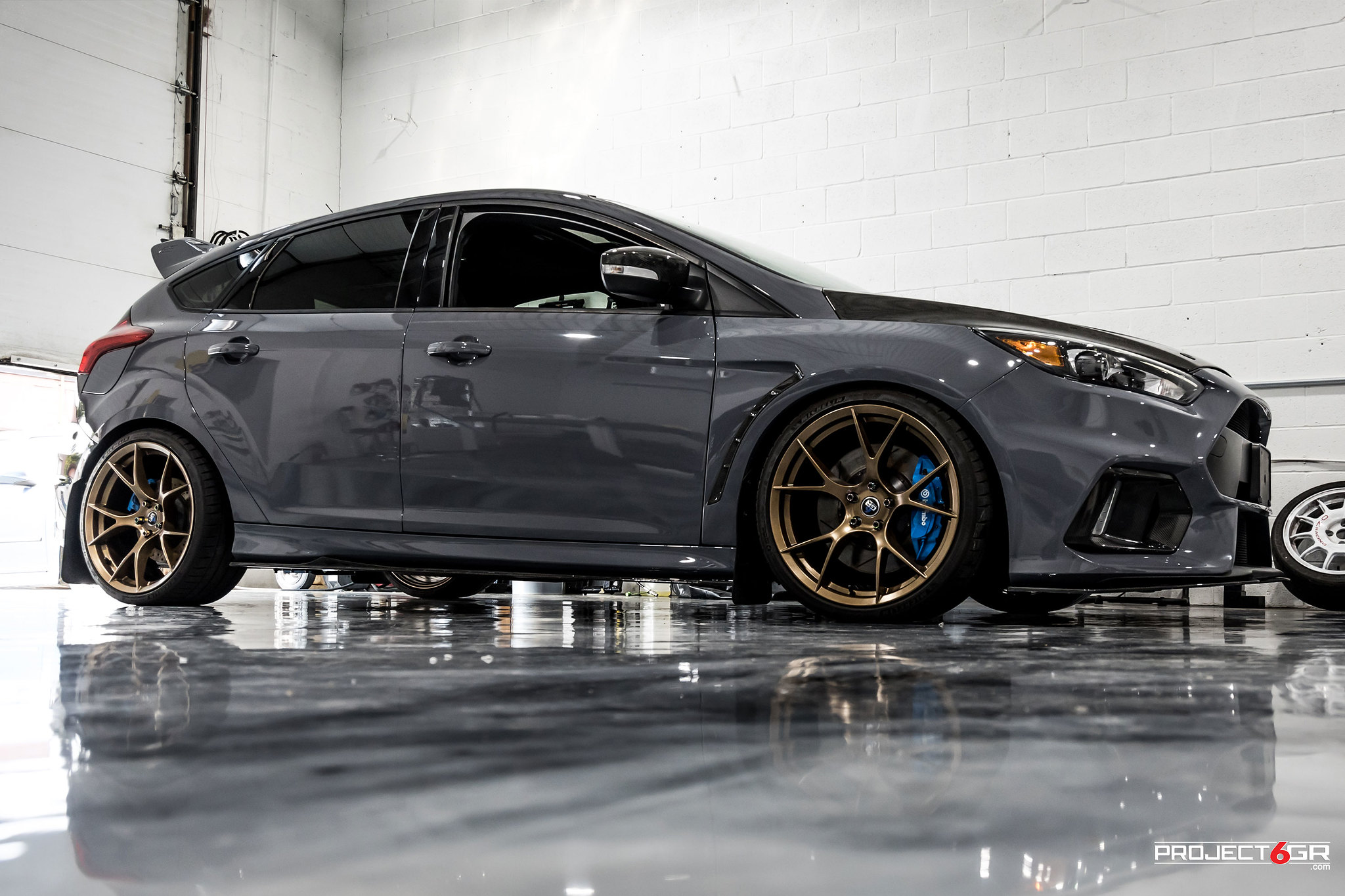 Ford Focus RS Mk3 with 19×9.5-inch Project 6GR TEN
