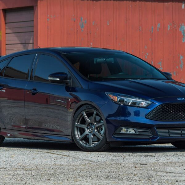 Ford Focus ST Mk3 with 18×8.5-inch Work Emotion T7R