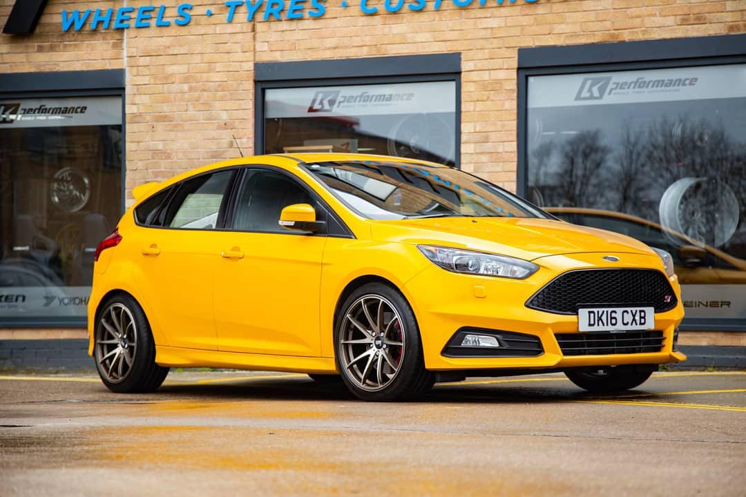 Ford Focus ST with 18×9-inch Bola B9