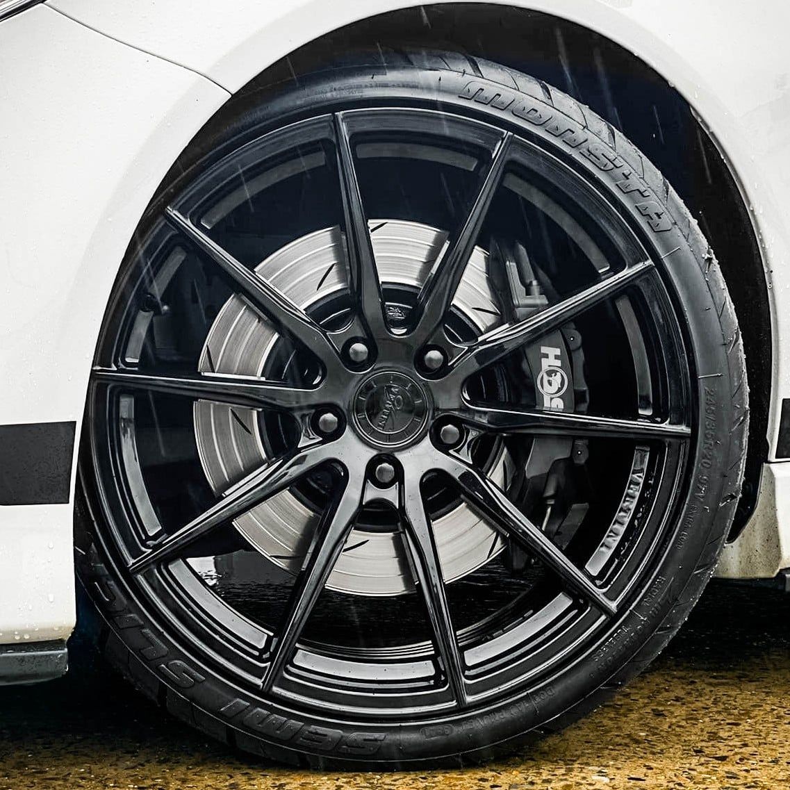 Holden/HSV Commodore VF with 20×9 and 20×10.5-inch Vertini RFS1.1