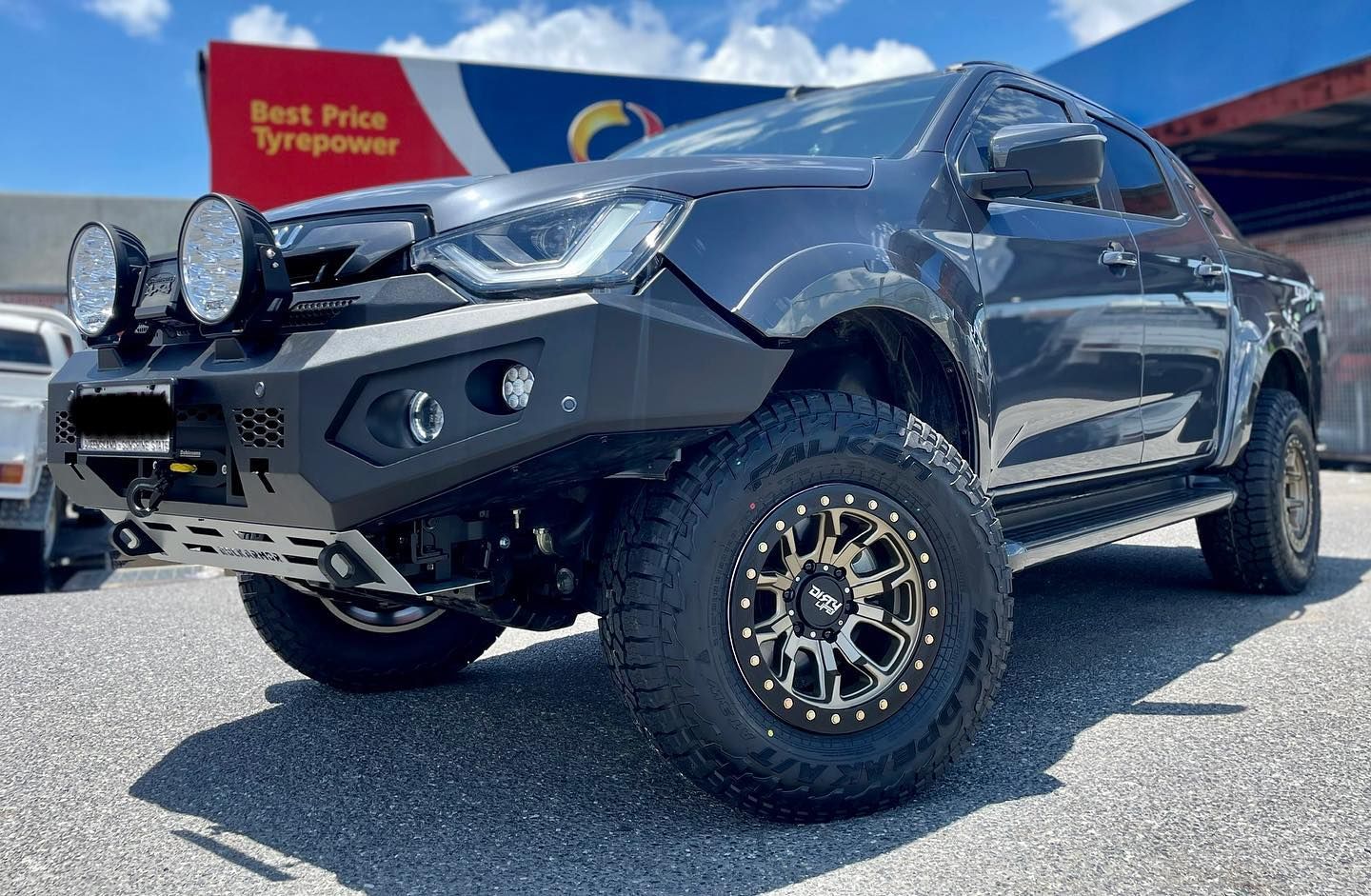 Isuzu D-MAX with 17×9-inch Dirty Life 9303 DT-1