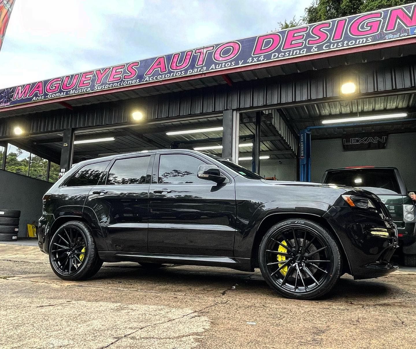 Jeep Grand Cherokee with 22×11-inch Vossen HF-4T