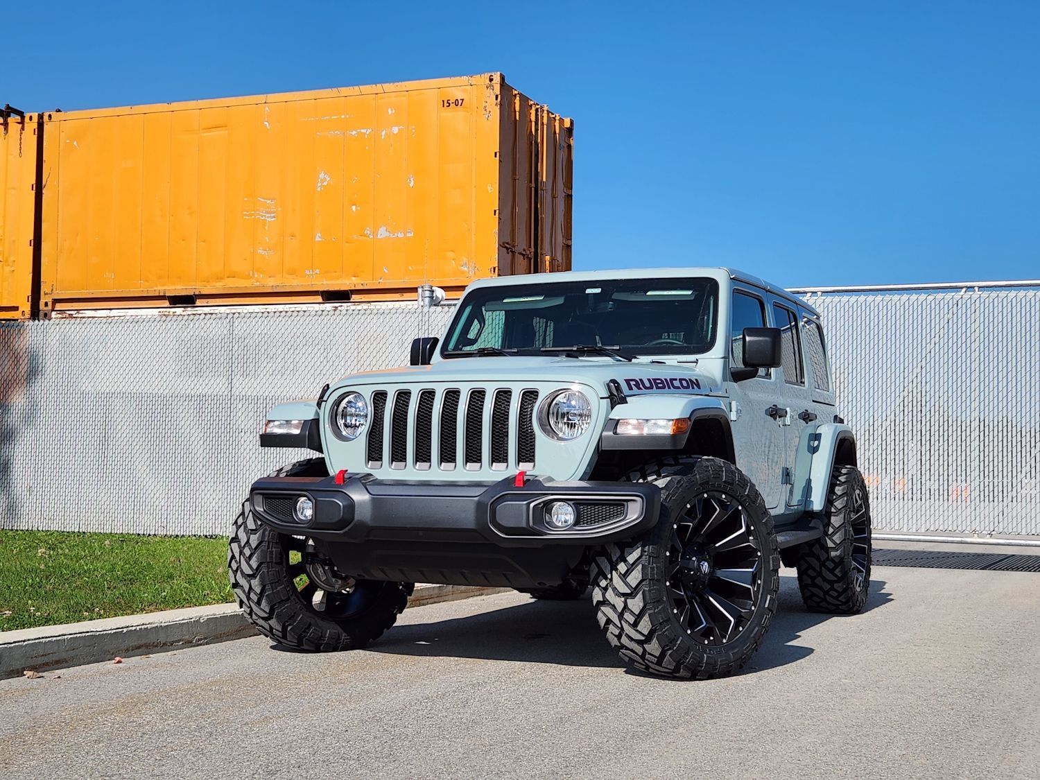 Jeep Wrangler JL with 22×10-inch Fuel Off-Road Assault D576