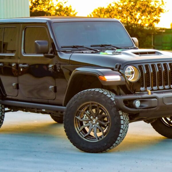 Jeep Wrangler JL with 20×9.5-inch Signature SV308S