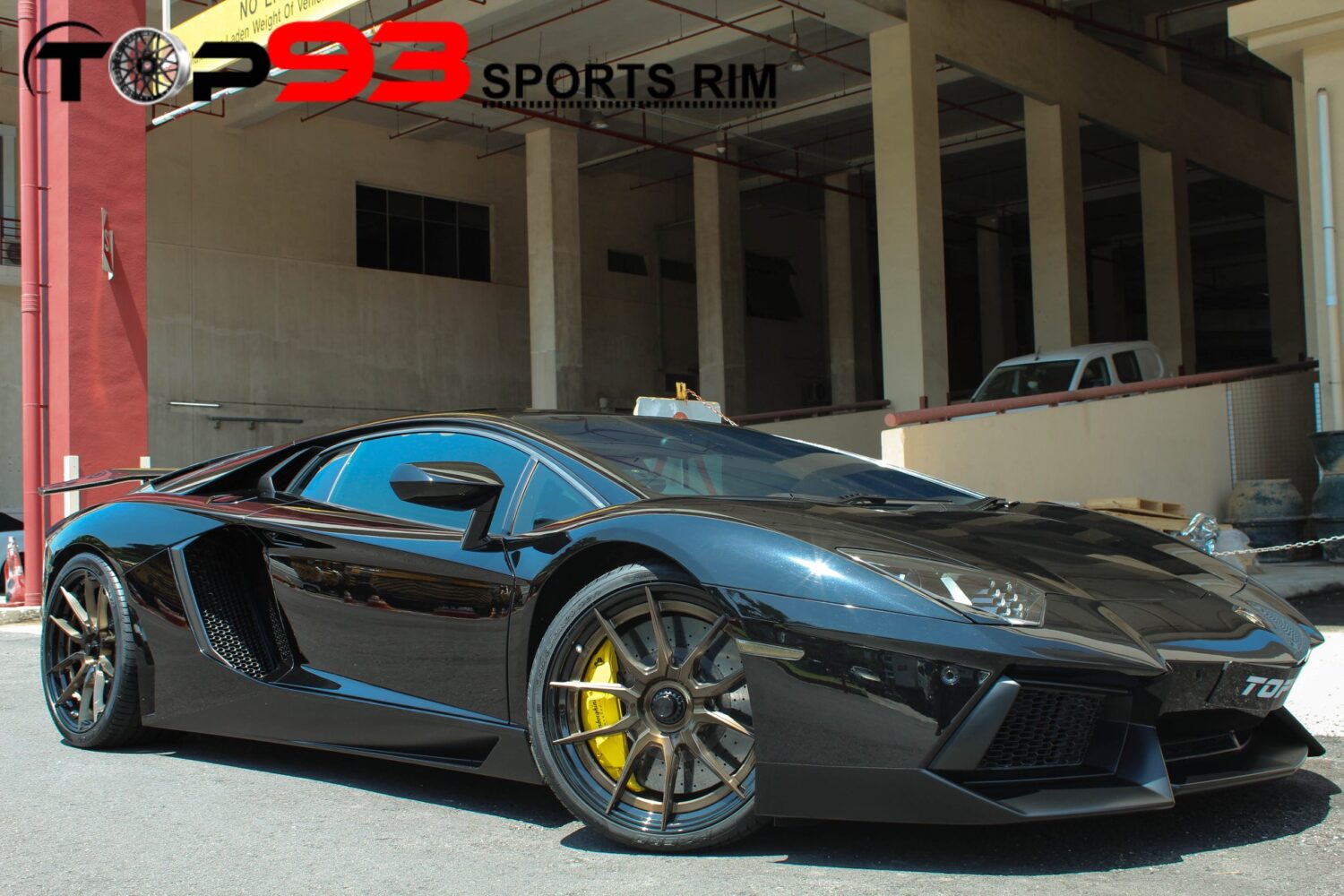 Lamborghini Aventador with 20 and 21-inch BC Forged HCA162S